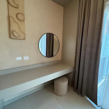 The Azure Breeze Beachfront Escape Διαμέρισμα *