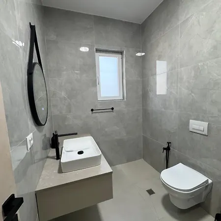 The Azure Breeze Beachfront Escape Διαμέρισμα *
