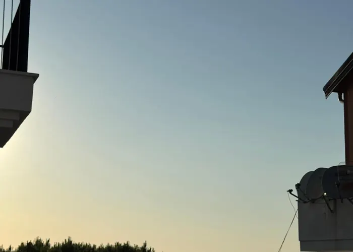 The Azure Breeze Beachfront Escape Apartamento