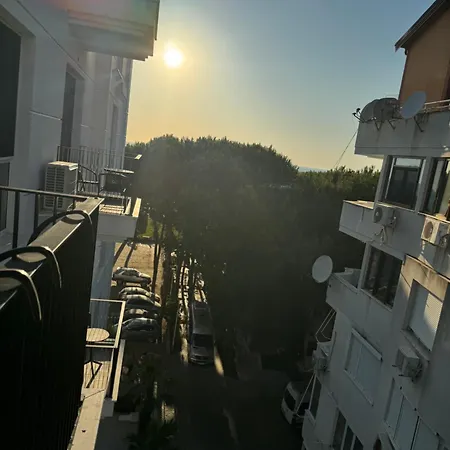 The Azure Breeze Beachfront Escape Apartament *