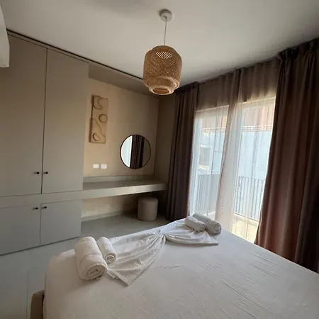 The Azure Breeze Beachfront Escape Apartament *