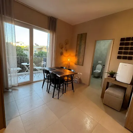 Apartament The Azure Breeze Beachfront Escape Golem (Tirana)